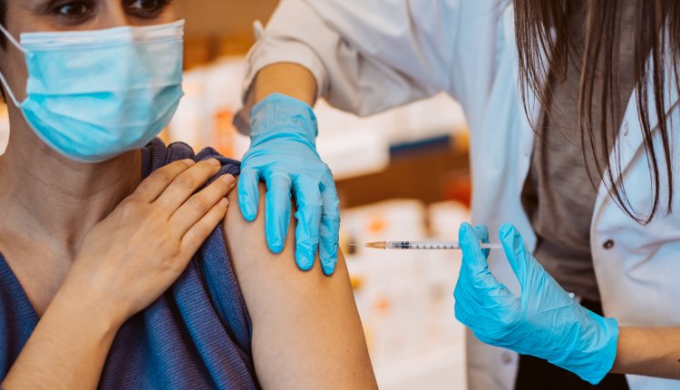 Vrouw krijgt vaccinatie in bovenarm