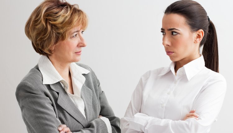 Twee vrouwen kijken woest naar elkaar, ruzie en onmin