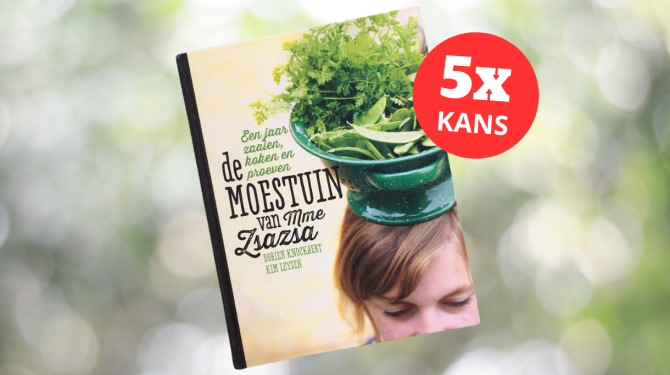 Een boek met de titel "De moestuin van Mme Zsazsa" met ondertitel "Een jaar zaaien, koken en proeven" van auteurs Dorien Knockaert en Kim Leysen, zweeft voor een wazige groene achtergrond. Een illustratie op de kaft toont een vrouw met gesloten ogen en een omgekeerde plantenpot op haar hoofd, gevuld met weelderige groene planten. In de rechterbovenhoek staat een rode cirkel met het opschrift "5x kans", wat suggereert dat het boek deel kan uitmaken van een promotie of weggeefactie.