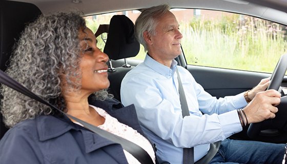 Twee mensen in de auto