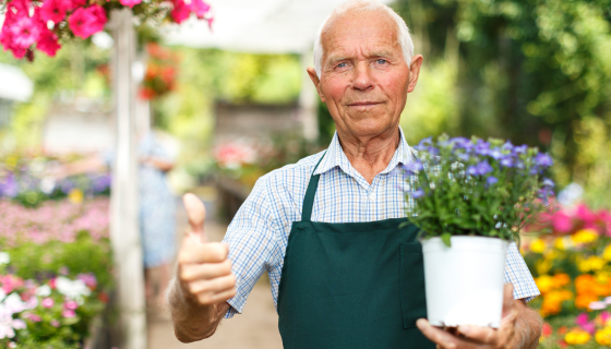 man met bloemen