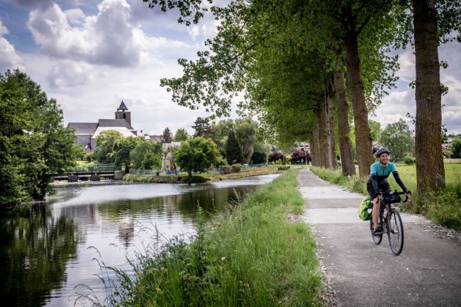 ©WBT - Henning Angerer-Une cycliste à Solre-sur-Sambre