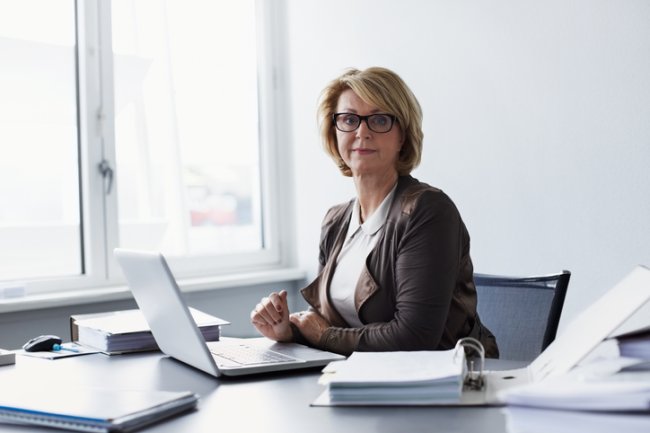 Vrouw is met laptop aan het werk