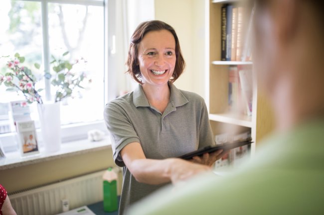 Vrouw zit in woonkamer