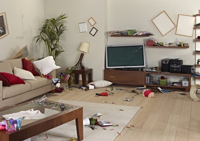 Inbreker heeft ravage aangericht in huis