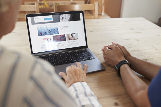 Man achter computer