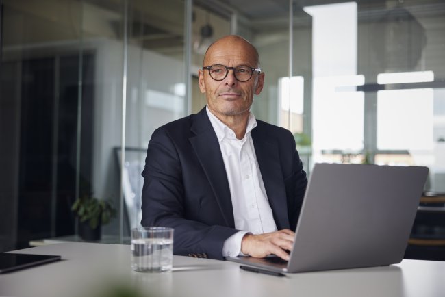 Man op kantoor aan het werk