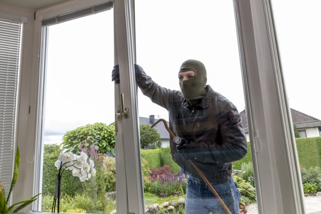 Inbreker probeert via het raam binnen te komen