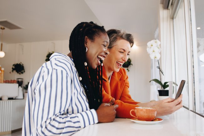 Vrouwen zijn bezig met smartphone