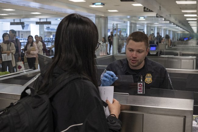 Vrouw gaat door de douane