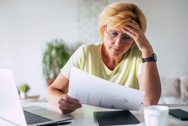 Vrouw maakt zich zorgen om de belasting