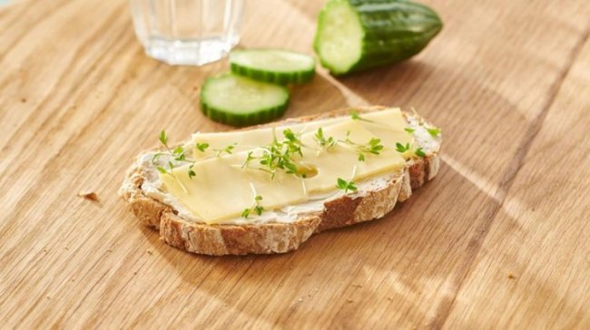 Boterham met kaas en tuinkers