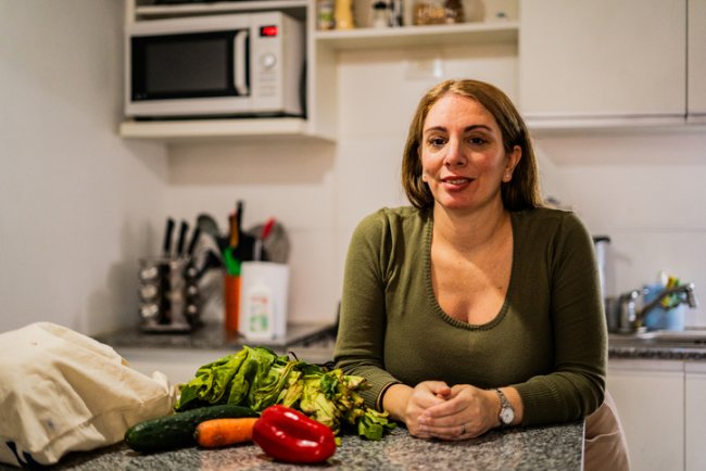 Vrouw poseert in de keuken met groente