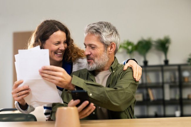 Men en vrouw nemen huwelijkse voorwaarden door
