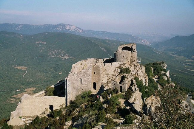 het-oude-kasteel-van-peyrepertuse-achtergrond-de-pyreneeen