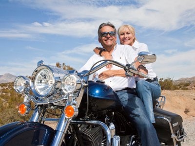 Ouderen op motorfiets
