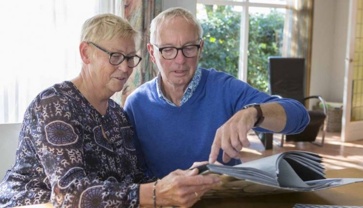 Man en vrouw kijken in gids over belastingvrij nalaten