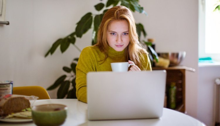 Vrouw kijkt favoriete shows op haar laptop