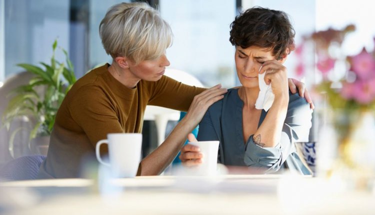 Vrouw troost vriendin