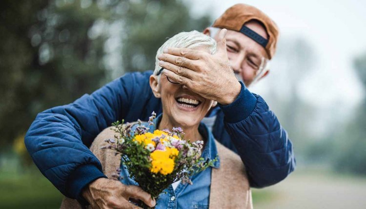 Man verrast vrouw met bosje bloemen