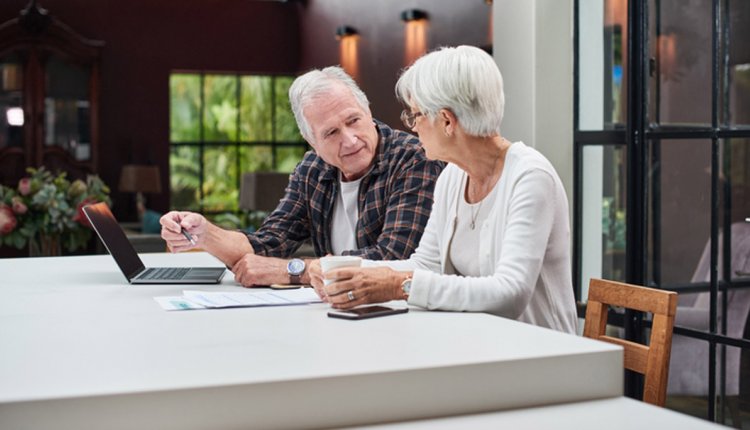 man en vrouw schrijven testament