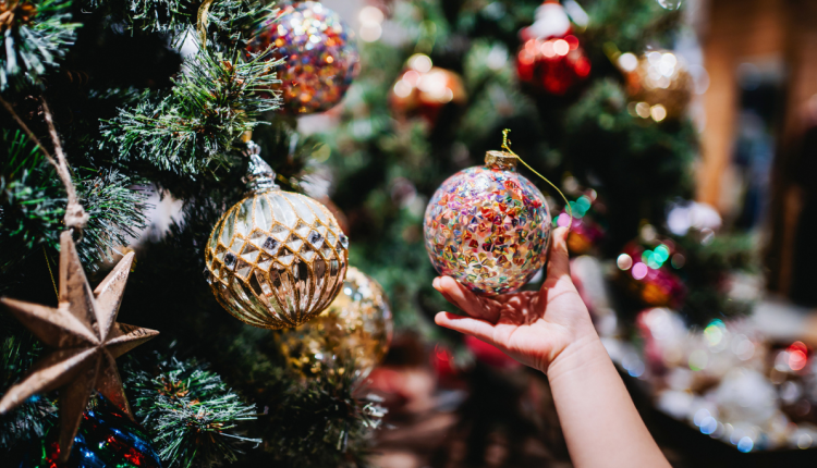 Kerstballen in een kerstboom