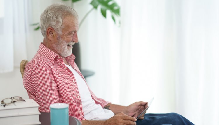 Man leest op tablet