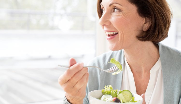Vrouw eet salade