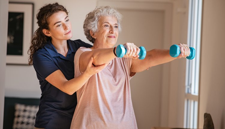 Vrouw traint met fysiotherapeut