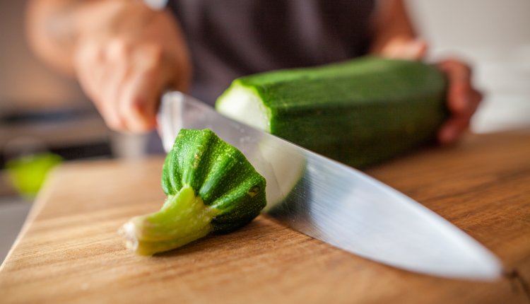 Het snijden van een courgette