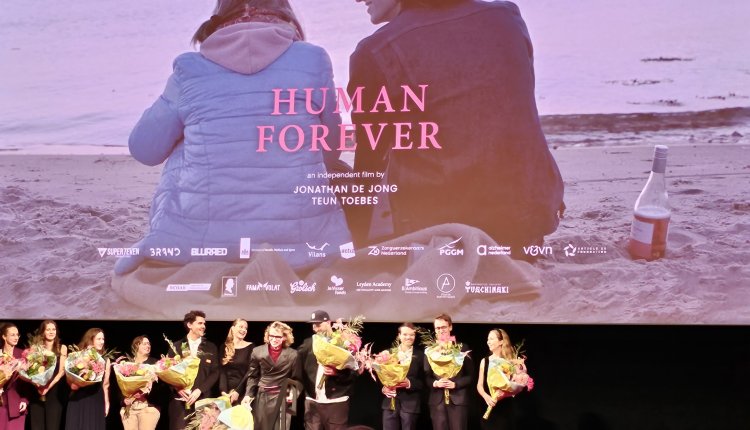 De filmposter van Human Forever en de crew op de premiere op 9 oktober in Amsterdam