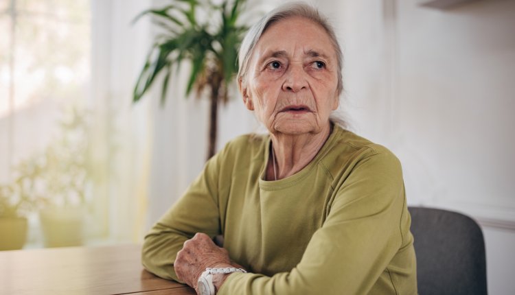 Oudste dochter buitenspel zetten oudere vrouw