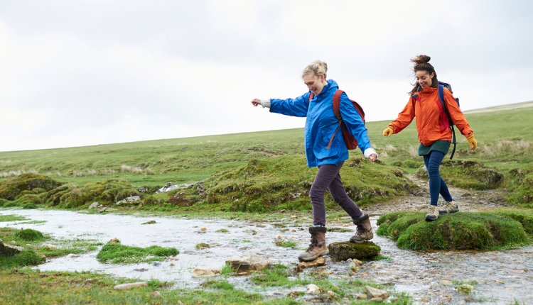 Twee vrouwen wandelen in de natuur