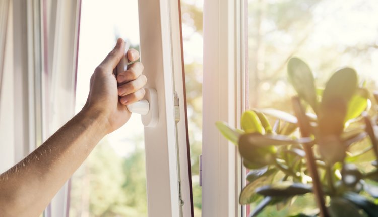 Raam openen frisse lucht in huis