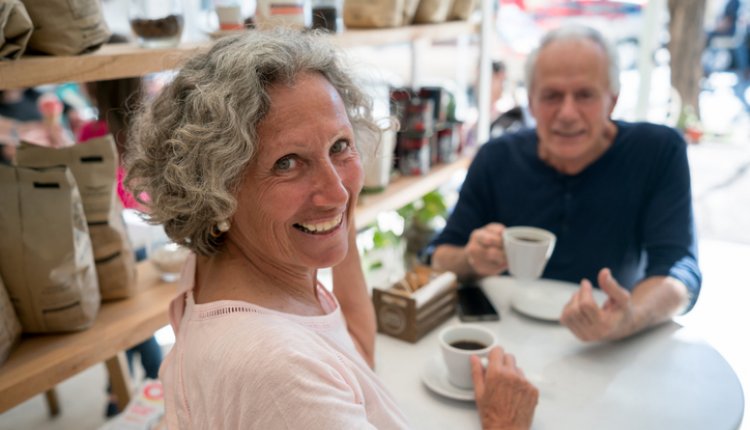 ouder echtpaar drinkt een kopje zwart koffie aan een tafel