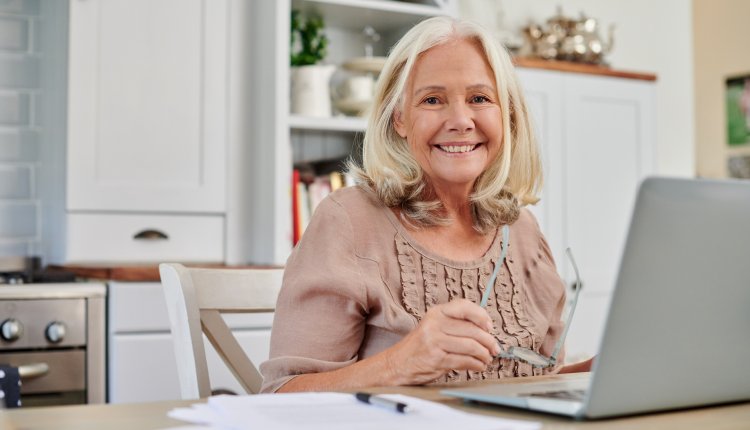 Energiecontract vrouw achter laptop