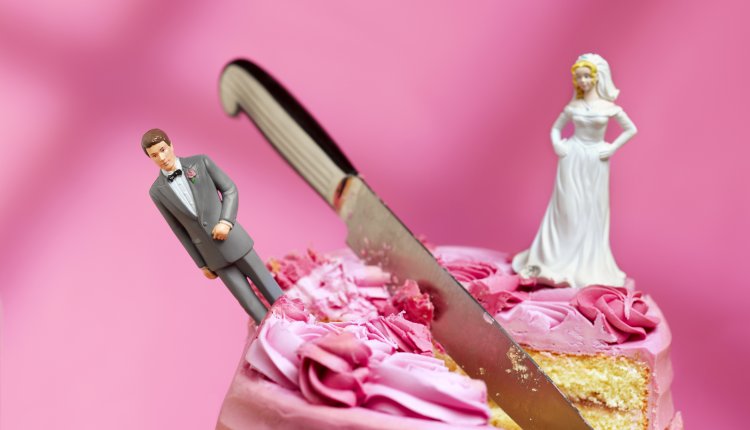 Scheiden huwelijkstaart gaat doormidden