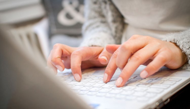 vrouwenhanden op toetsenbord van computer