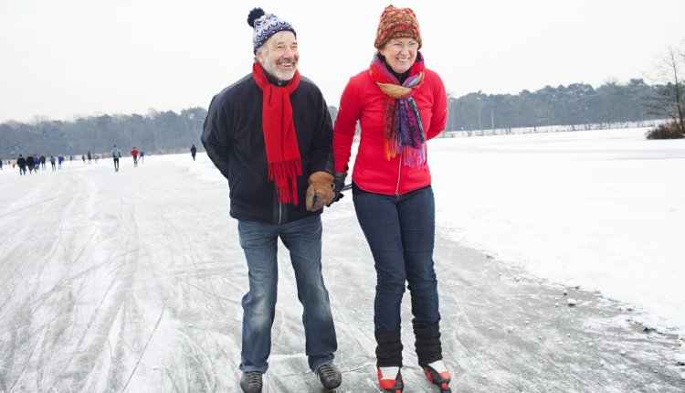 ouder stel schaatst