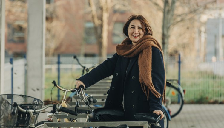 Fietsen in de winter oudere dame met fiets buitenlucht