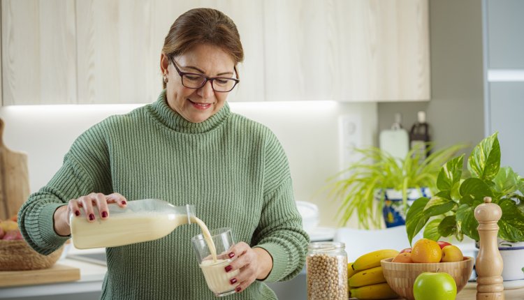 vrouw drinkt eiwitshake