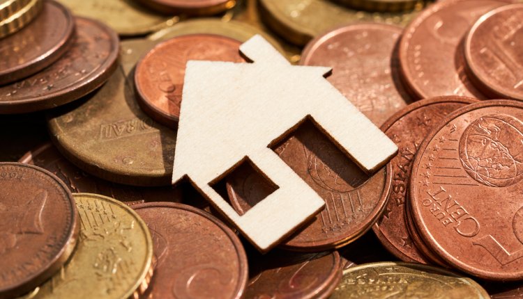 Stapel euro centen met huis sleutelhanger