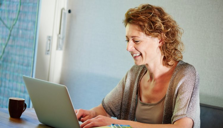 Vrouw aan het werk achter laptop