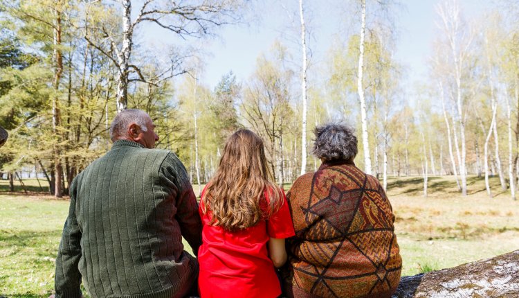 Mantelzorger dame met twee oudere mensen