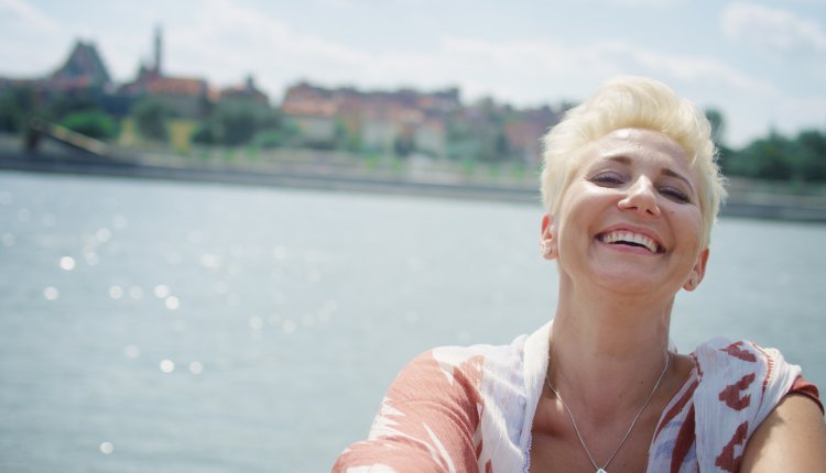 Aantrekkelijke Nederlandse blanke vrouw aan het water, volle zonneschijn