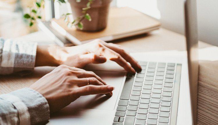 Laptop handen op het toetsenbord