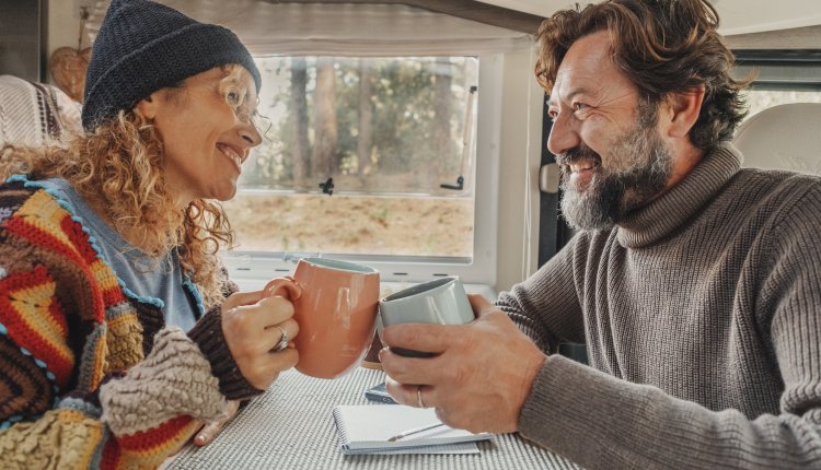 Koppel in de caravan koffie aan het drinken