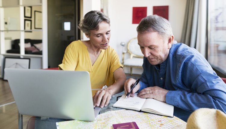 Ouder koppel doet thuis papierwerk