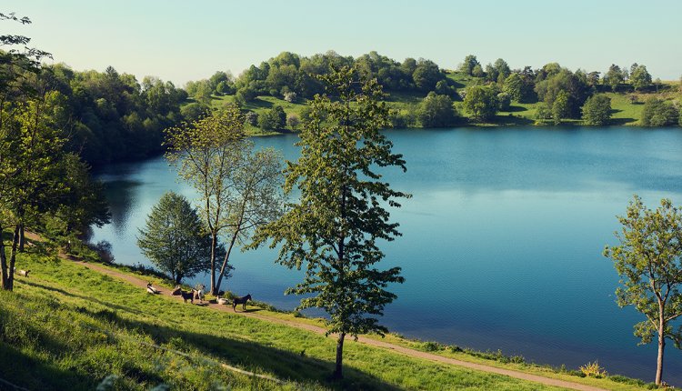 Wandelen bij een meer