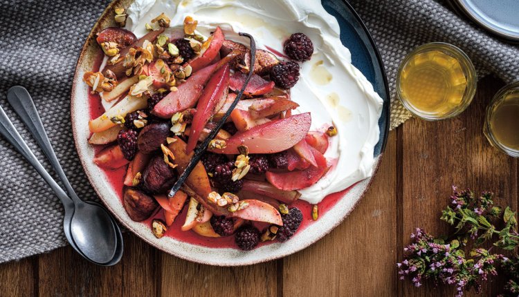 Zoete labneh met ovengebakken herfstfruit